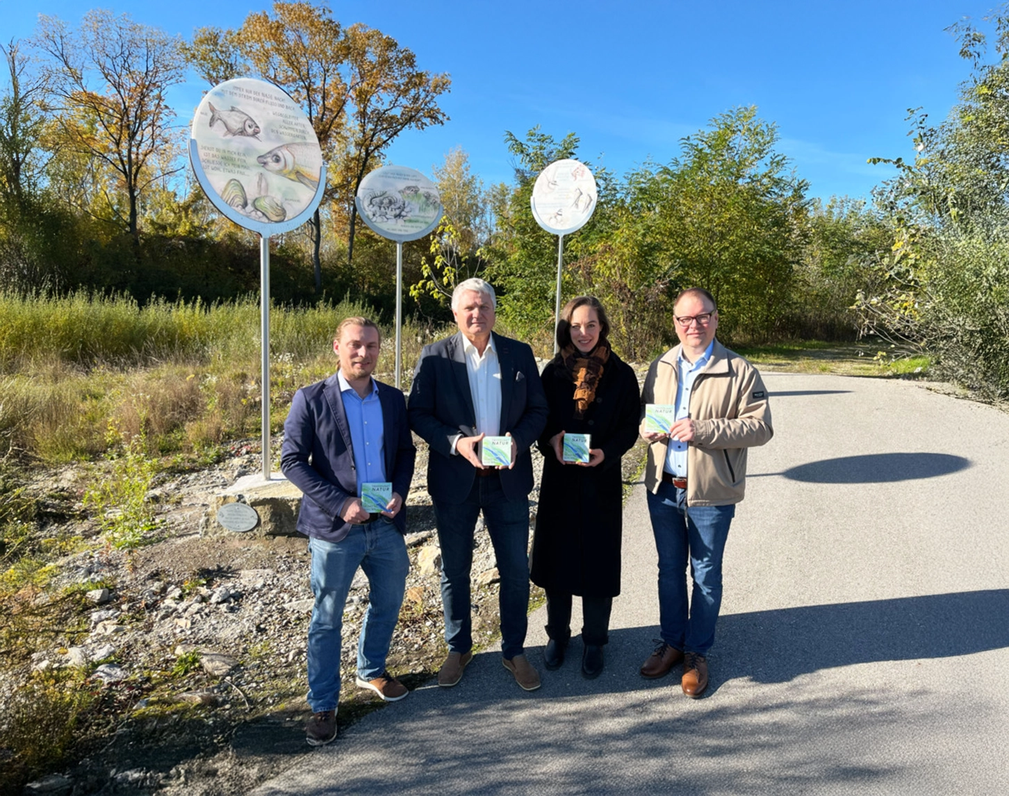 Das Foto zeigt Werner Brunner (Ortsvorsteher Altenwörth und Gigging), Heinz Allmer (Werksgruppenleiter Untere Donau), Paloma Schreiber (Autorin und Künstlerin), Franz Aigner (Bürgermeister Kirchberg/Wagram).