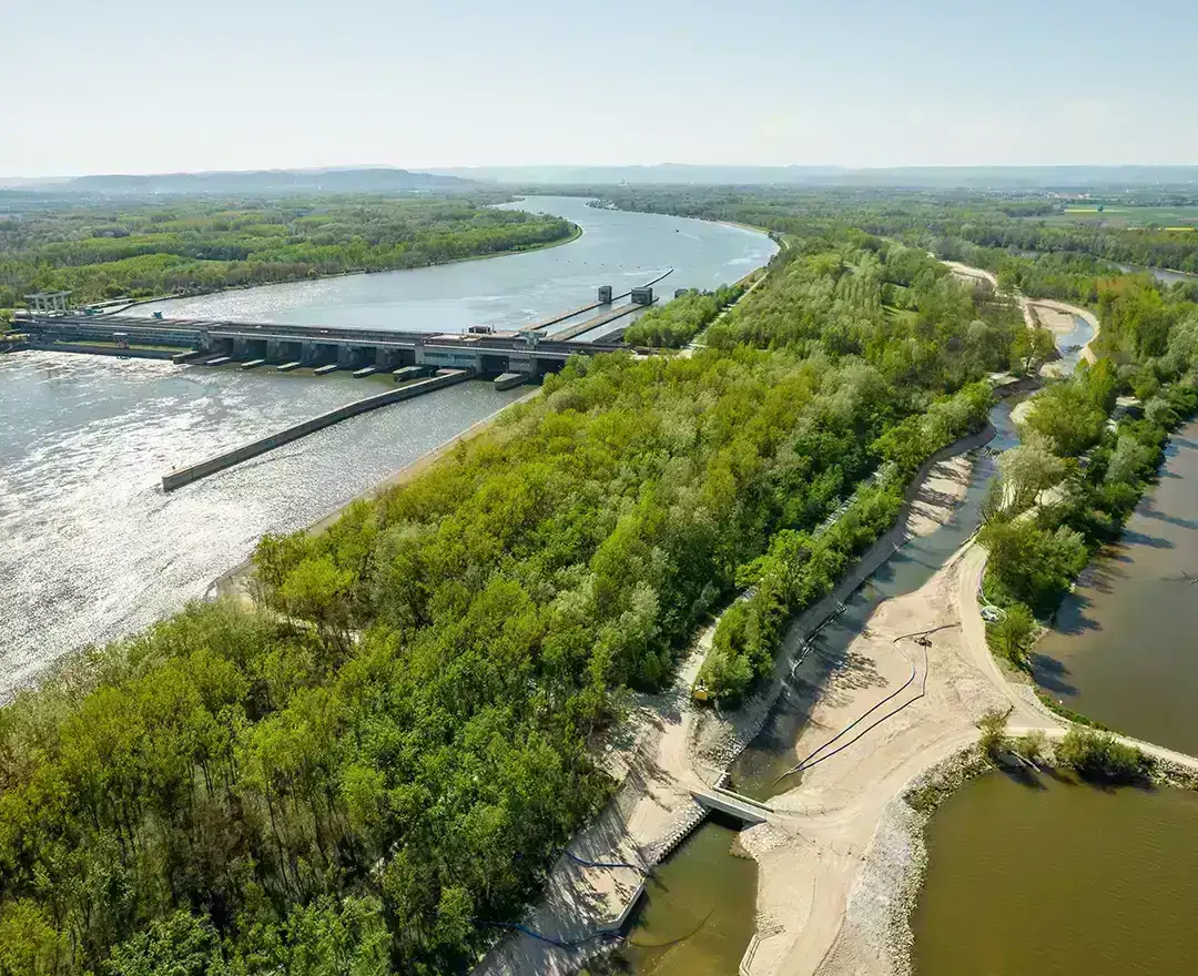 The drone flight over the Altenwörth power plant shows the construction progress of the fish migration aid, which is located to the right of the power plant. The newly created sandbanks are still clearly visible.